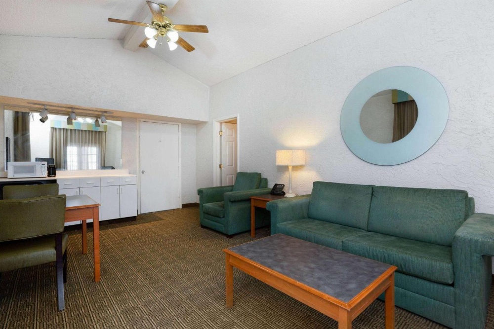 La Quinta Inn & Suites by Wyndham Tampa Bay Airport