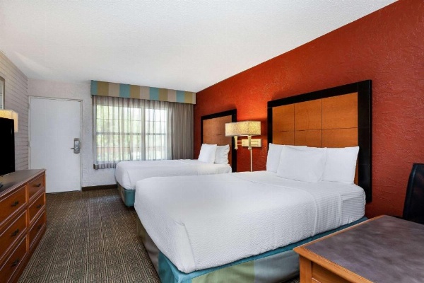 La Quinta Inn & Suites by Wyndham Tampa Bay Airport image 11