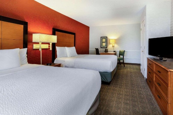 La Quinta Inn & Suites by Wyndham Tampa Bay Airport image 12