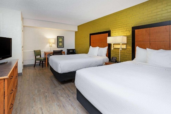 La Quinta Inn & Suites by Wyndham Tampa Bay Airport image 13