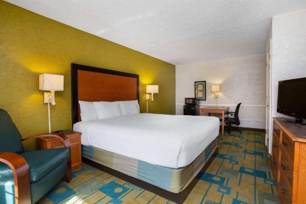 La Quinta Inn & Suites by Wyndham Tampa Bay Airport image 15
