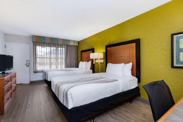 La Quinta Inn & Suites by Wyndham Tampa Bay Airport image 16