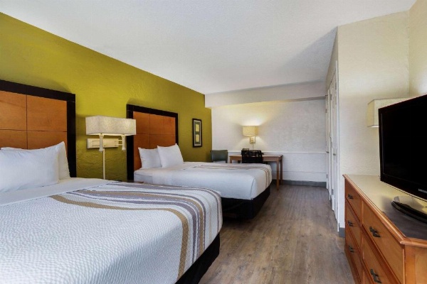La Quinta Inn & Suites by Wyndham Tampa Bay Airport image 17