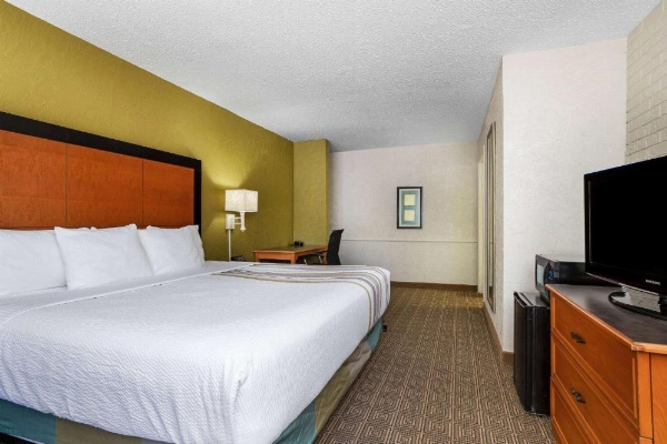 La Quinta Inn & Suites by Wyndham Tampa Bay Airport image 18
