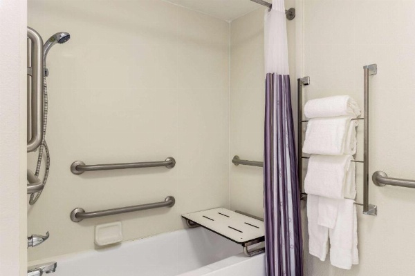 La Quinta Inn & Suites by Wyndham Tampa Bay Airport image 20
