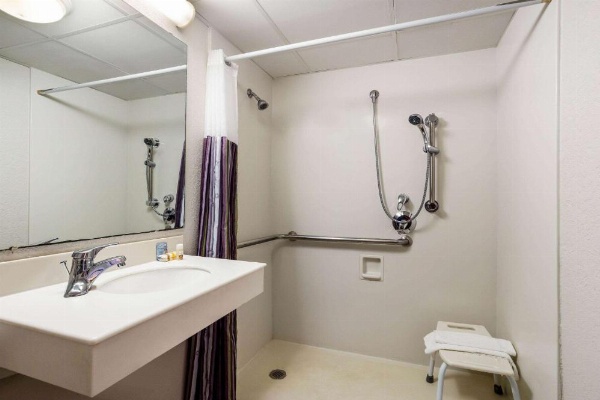 La Quinta Inn & Suites by Wyndham Tampa Bay Airport image 21