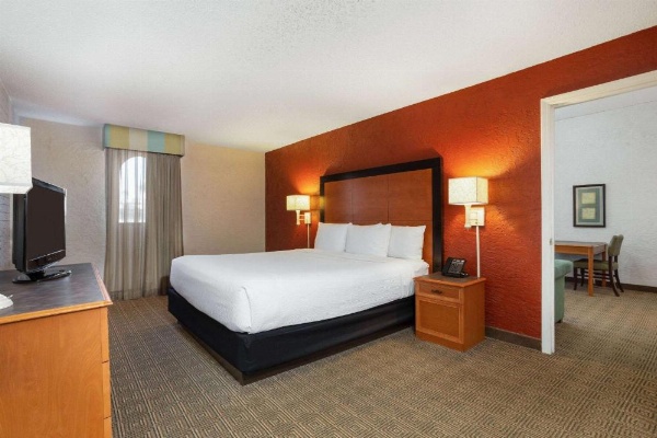 La Quinta Inn & Suites by Wyndham Tampa Bay Airport image 22