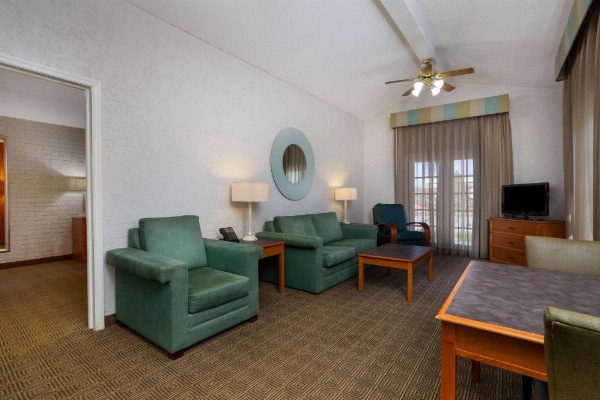La Quinta Inn & Suites by Wyndham Tampa Bay Airport image 23