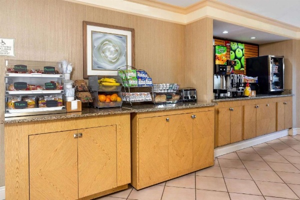 La Quinta Inn & Suites by Wyndham Tampa Bay Airport image 25