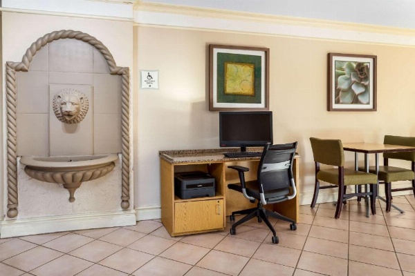 La Quinta Inn & Suites by Wyndham Tampa Bay Airport image 28