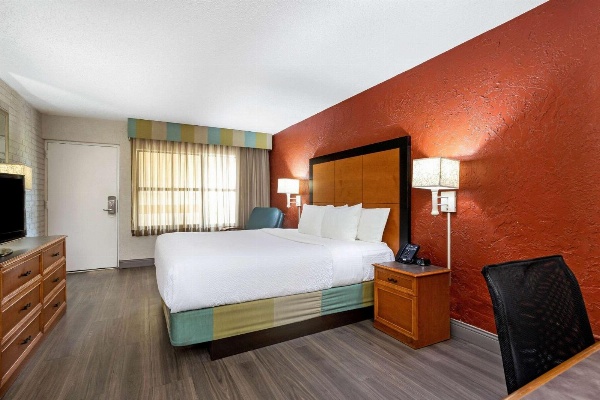 La Quinta Inn & Suites by Wyndham Tampa Bay Airport image 3